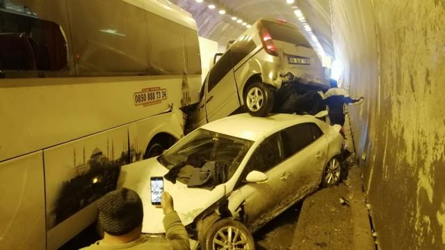 Bolu Dağı Tüneli'ndeki zincirleme kazada olay yerinden gelen görüntüler korkunç Bolu Dağı Tüneli'ndeki zincirleme kazada olay yerinden gelen görüntüler korkunç