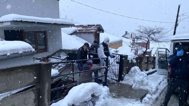 Çarşıdan dönen adam eşini asılı vaziyette ölü buldu Çarşıdan dönen adam eşini asılı vaziyette ölü buldu