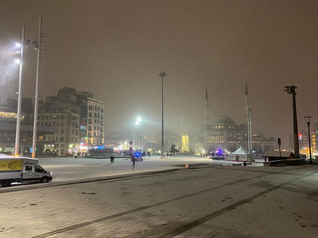 İstanbul beyaza büründü, herkes aynı soruyu soruyor: Kar yağışı ne kadar sürecek?