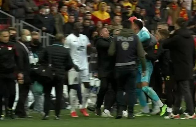 İzmir'de ortalık bir anda karıştı! Göztepeli futbolcu ile taraftar birbirine girdi
