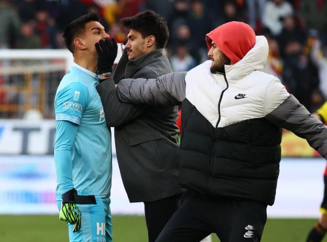 İzmir'de ortalık bir anda karıştı! Göztepeli futbolcu ile taraftar birbirine girdi İzmir'de ortalık bir anda karıştı! Göztepeli futbolcu ile taraftar birbirine girdi