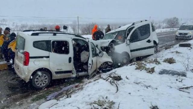 Mardin'de 2 araç çarpıştı: 4 ölü, 5 yaralı (3)