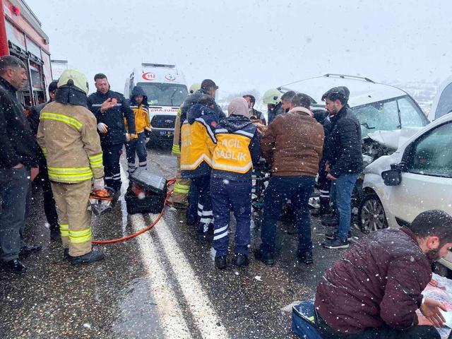 Mardin'de iki araç kafa kafaya çarpıştı: 3 ölü, 8 yaralı Mardin'de iki araç kafa kafaya çarpıştı: 3 ölü, 8 yaralı