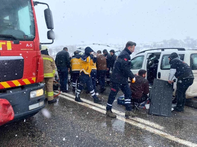 Mardin'de iki araç kafa kafaya çarpıştı: 3 ölü, 8 yaralı