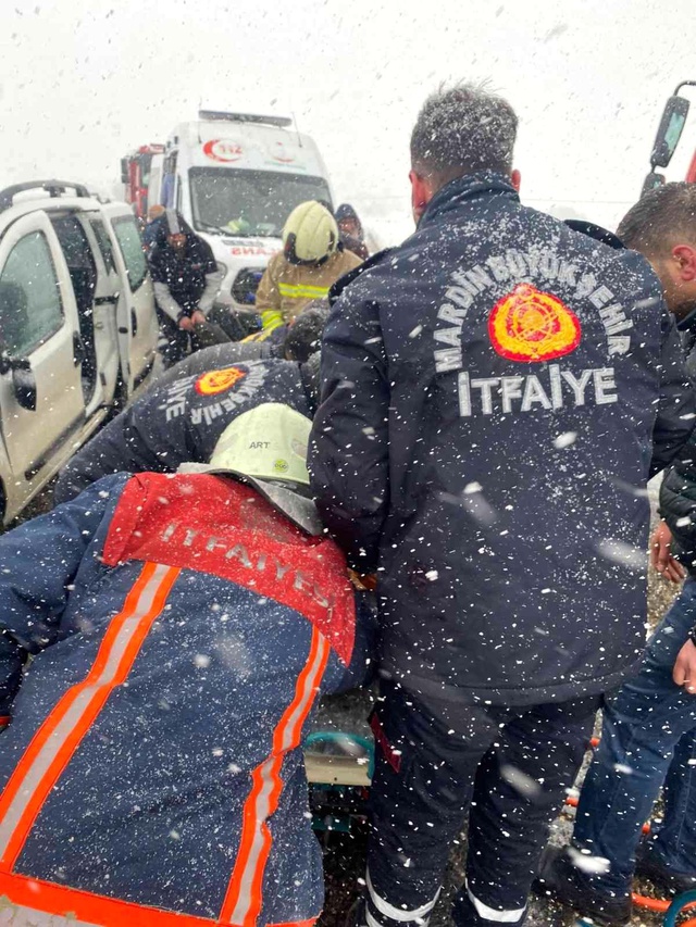Mardin'de iki araç kafa kafaya çarpıştı: 3 ölü, 8 yaralı Mardin'de iki araç kafa kafaya çarpıştı: 3 ölü, 8 yaralı