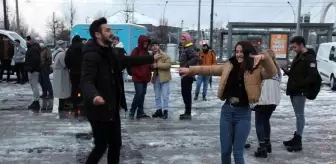Onlarca kişi karda oyun havasıyla doyasıya eğlendi