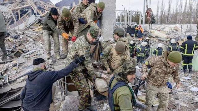 Rusya, Ukrayna'da askeri üssü vurdu! En az 80 kişi hayatını kaybetti Rusya, Ukrayna'da askeri üssü vurdu! En az 80 kişi hayatını kaybetti
