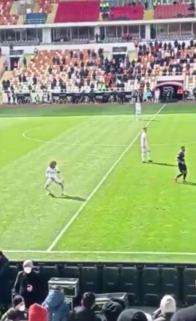 Sadık Çiftpınar'dan büyük skandal! Maçın ortasında tribüne dönüp cinsel organını tuttu, bedeli ağır oldu