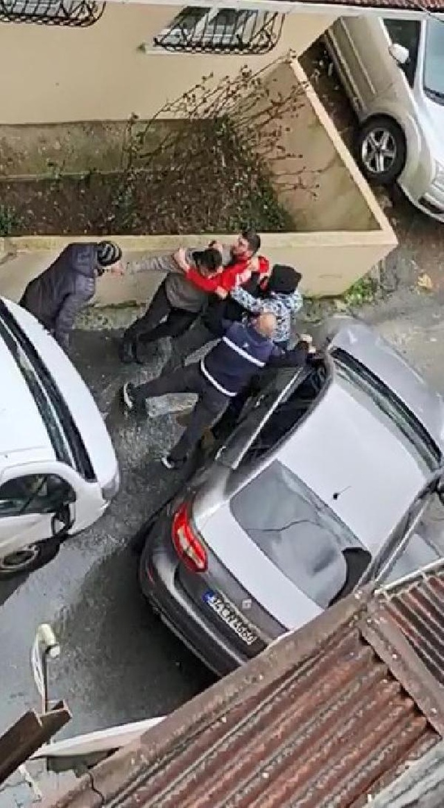 Kargo kuryesi trafikte tartıştığı sürücüye elinde bıçakla tehditler savurdu! O anlar kamerada