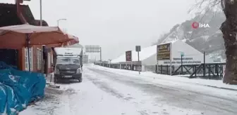 Son dakika yerel: Soğuk hava ve kar yağışı ilçede hayatı durma noktasına getirdi, müşteri bulamayan pazarcı esnafı ateş başında ısındı