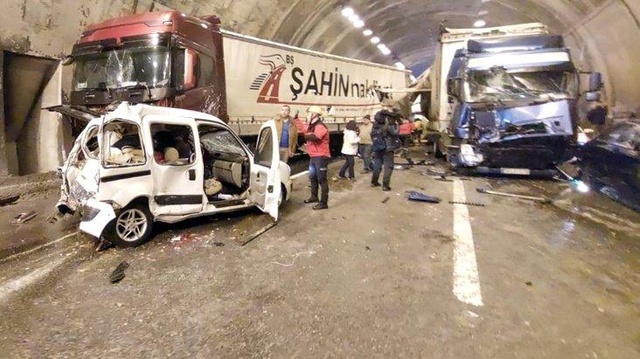 Son dakika! Bolu Dağı Tüneli'nde 18 aracın birbirine girdiği kazanın kamera görüntüleri ortaya çıktı Son dakika! Bolu Dağı Tüneli'nde 18 aracın birbirine girdiği kazanın kamera görüntüleri ortaya çıktı