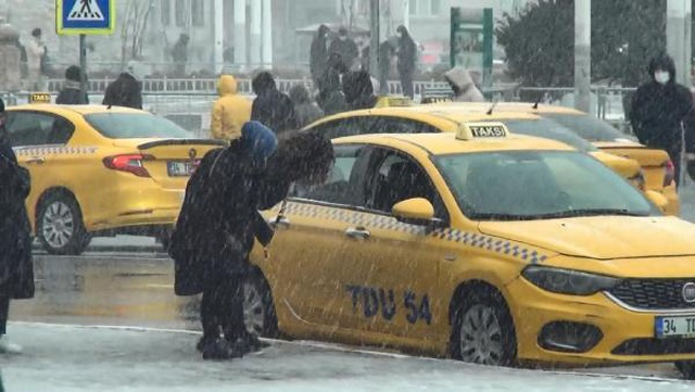 Sonunda bunu da yaptılar! Taksiciler, karda bekleyen vatandaşları götürmek için dudak uçuklatan paralar istedi Sonunda bunu da yaptılar! Taksiciler, karda bekleyen vatandaşları götürmek için dudak uçuklatan paralar istedi