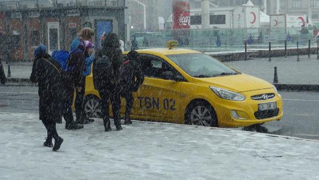 Sonunda bunu da yaptılar! Taksiciler, karda bekleyen vatandaşları götürmek için dudak uçuklatan paralar istedi Sonunda bunu da yaptılar! Taksiciler, karda bekleyen vatandaşları götürmek için dudak uçuklatan paralar istedi
