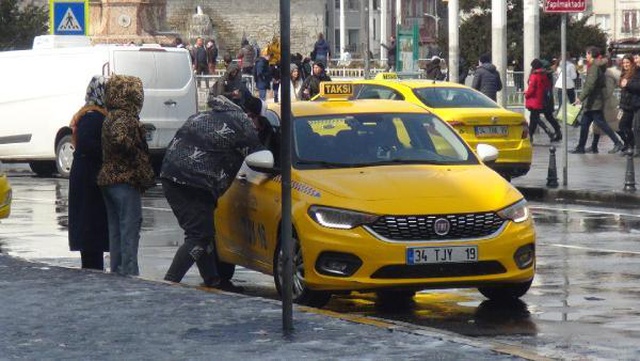 Sonunda bunu da yaptılar! Taksiciler, karda bekleyen vatandaşları götürmek için dudak uçuklatan paralar istedi Sonunda bunu da yaptılar! Taksiciler, karda bekleyen vatandaşları götürmek için dudak uçuklatan paralar istedi