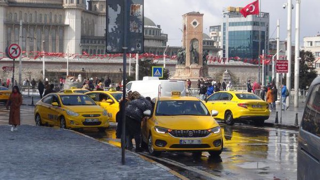 Sonunda bunu da yaptılar! Taksiciler, karda bekleyen vatandaşları götürmek için dudak uçuklatan paralar istedi Sonunda bunu da yaptılar! Taksiciler, karda bekleyen vatandaşları götürmek için dudak uçuklatan paralar istedi