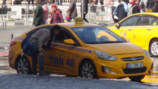 Sonunda bunu da yaptılar! Taksiciler, karda bekleyen vatandaşları götürmek için dudak uçuklatan paralar istedi Sonunda bunu da yaptılar! Taksiciler, karda bekleyen vatandaşları götürmek için dudak uçuklatan paralar istedi