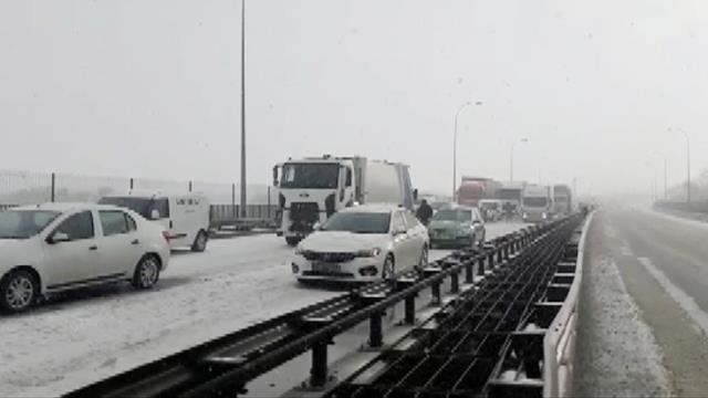 TEM'de kar nedeniyle zincirleme kaza! Yol trafiğe kapandı TEM'de kar nedeniyle zincirleme kaza! Yol trafiğe kapandı