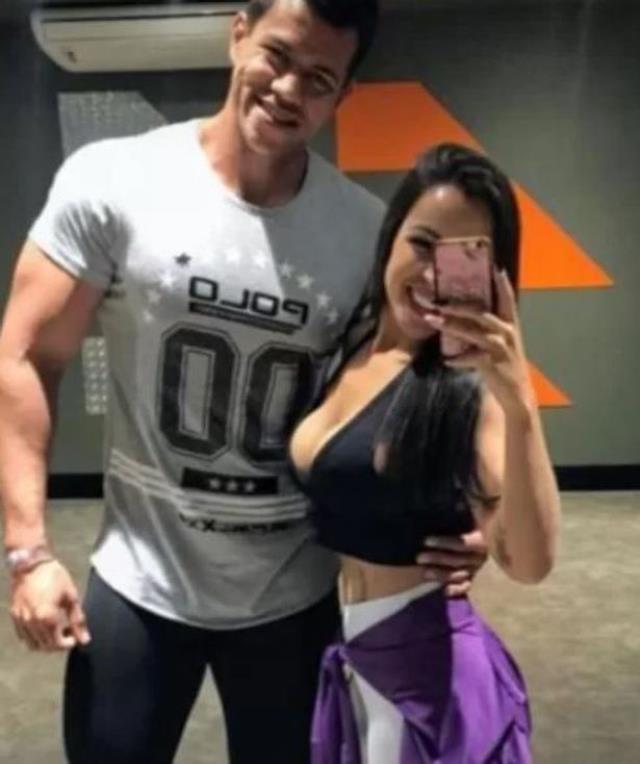 Arabasının sallandığını fark eden adam, karısıyla evsiz erkeği cinsel ilişkiye girerken yakaladı Arabasının sallandığını fark eden adam, karısıyla evsiz erkeği cinsel ilişkiye girerken yakaladı