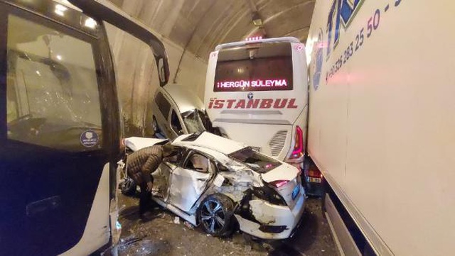Bolu Tüneli'ndeki korkunç kazayla ilgili kahreden haber! Yaralı çocuk hayatını kaybetti, 8 aylık bebek yoğun bakımda Bolu Tüneli'ndeki korkunç kazayla ilgili kahreden haber! Yaralı çocuk hayatını kaybetti, 8 aylık bebek yoğun bakımda