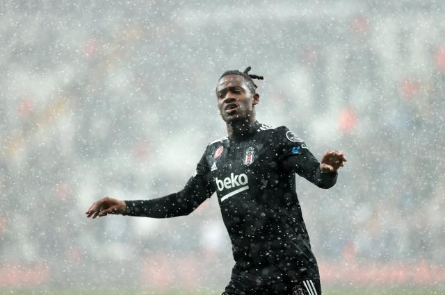 Bu pozisyonun izahı yok! Batshuayi, beIN Sports spikerini bile isyan ettirdi