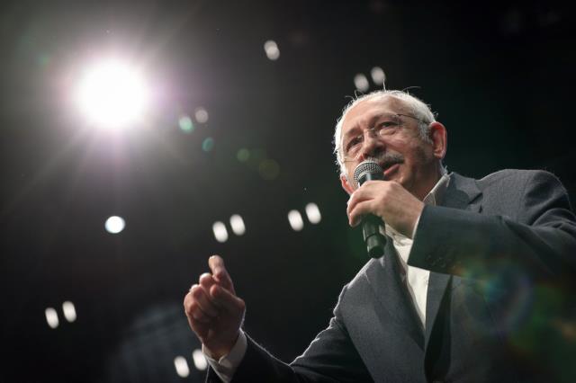 Gençlerle buluşan Kılıçdaroğlu'nun duygusal anları! Şarkıyı duyunca gözleri doldu Gençlerle buluşan Kılıçdaroğlu'nun duygusal anları! Şarkıyı duyunca gözleri doldu