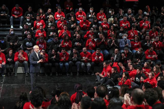 Gençlerle buluşan Kılıçdaroğlu'nun duygusal anları! Şarkıyı duyunca gözleri doldu Gençlerle buluşan Kılıçdaroğlu'nun duygusal anları! Şarkıyı duyunca gözleri doldu