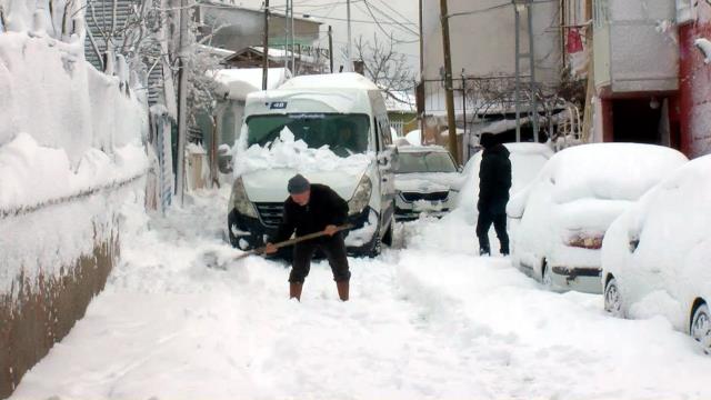 İstanbul'da planları alt üst edecek tahmin! Kar yağışı Mart ayıyla birlikte sona ermeyecek İstanbul'da planları alt üst edecek tahmin! Kar yağışı Mart ayıyla birlikte sona ermeyecek