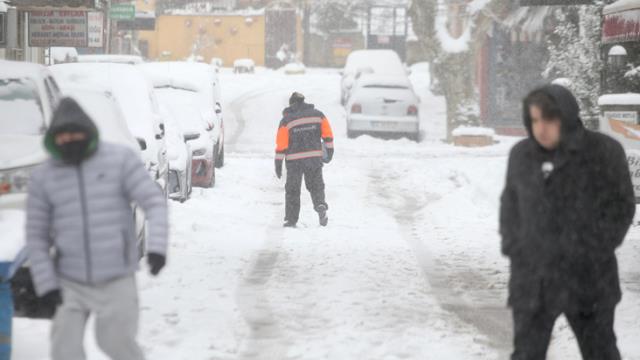 Meteoroloji güncel raporu yayımladı! İstanbul'da kar yağışı saat 18.00'e kadar aralıklarla devam edecek Meteoroloji güncel raporu yayımladı! İstanbul'da kar yağışı saat 18.00'e kadar aralıklarla devam edecek