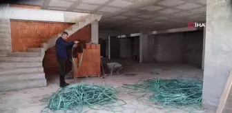 Plastik bağları pazar çantasına dönüştürüyor... Duyarlılığı ve el emeğiyle takdir topluyor