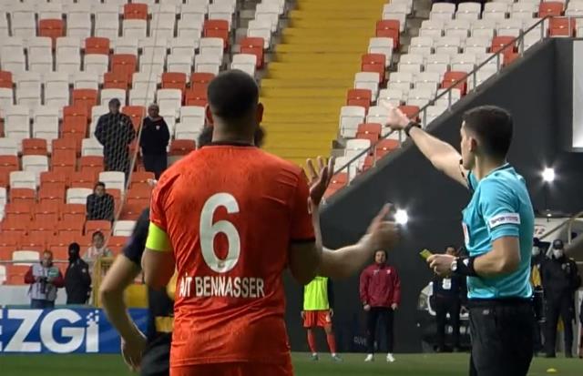 1. Lig'de hakem aynı futbolcuya 5 saniye içerisinde 3 kart gösterdi, gerçek sonradan ortaya çıktı 1. Lig'de hakem aynı futbolcuya 5 saniye içerisinde 3 kart gösterdi, gerçek sonradan ortaya çıktı
