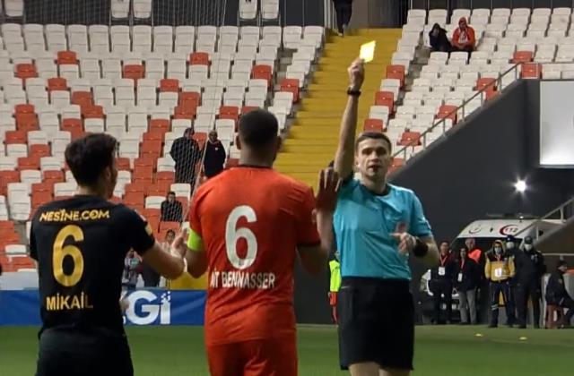 1. Lig'de hakem aynı futbolcuya 5 saniye içerisinde 3 kart gösterdi, gerçek sonradan ortaya çıktı 1. Lig'de hakem aynı futbolcuya 5 saniye içerisinde 3 kart gösterdi, gerçek sonradan ortaya çıktı