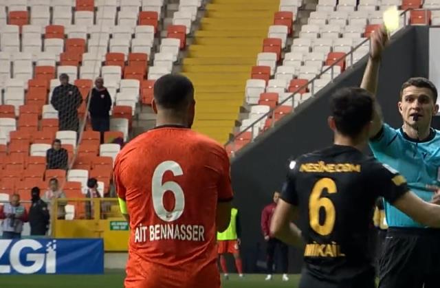 1. Lig'de hakem aynı futbolcuya 5 saniye içerisinde 3 kart gösterdi, gerçek sonradan ortaya çıktı 1. Lig'de hakem aynı futbolcuya 5 saniye içerisinde 3 kart gösterdi, gerçek sonradan ortaya çıktı