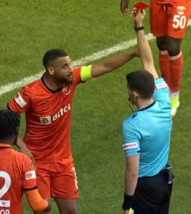 1. Lig'de hakem aynı futbolcuya 5 saniye içerisinde 3 kart gösterdi, gerçek sonradan ortaya çıktı 1. Lig'de hakem aynı futbolcuya 5 saniye içerisinde 3 kart gösterdi, gerçek sonradan ortaya çıktı