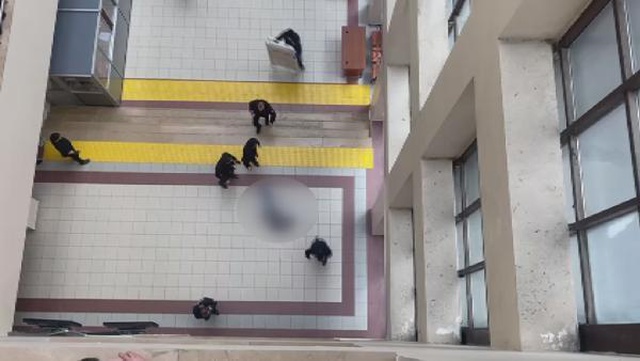 Bakırköy Adliyesi'nde bir kişi 5. kattan atlayarak intihar etti Bakırköy Adliyesi'nde bir kişi 5. kattan atlayarak intihar etti