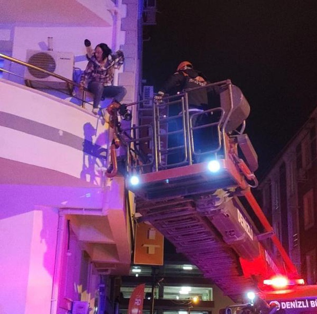 Gece balkona çıkıp 'Beni öldürecekler' diye bağırdı, polis eve girdiğinde kimseyi bulamadı