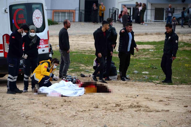 Boşanmak isteyen eşini marketten dönerken kızının gözü önünde başından vurdu Boşanmak isteyen eşini marketten dönerken kızının gözü önünde başından vurdu