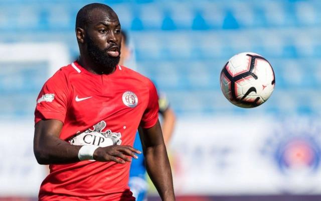 Bu skandalın dünyada benzeri yok! Doukara, Antalyaspor'dan fark yedikleri maçı rakip taraftarla kutladı Bu skandalın dünyada benzeri yok! Doukara, Antalyaspor'dan fark yedikleri maçı rakip taraftarla kutladı
