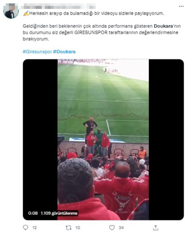 Bu skandalın dünyada benzeri yok! Doukara, Antalyaspor'dan fark yedikleri maçı rakip taraftarla kutladı Bu skandalın dünyada benzeri yok! Doukara, Antalyaspor'dan fark yedikleri maçı rakip taraftarla kutladı