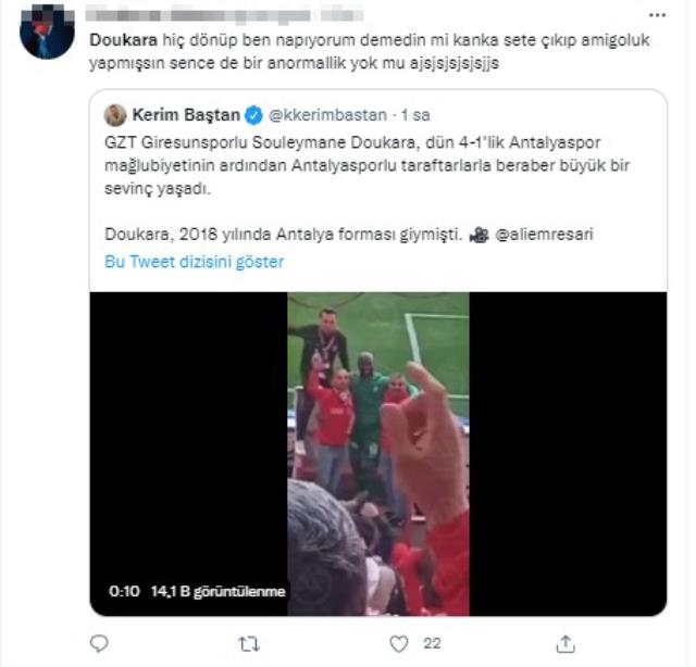 Bu skandalın dünyada benzeri yok! Doukara, Antalyaspor'dan fark yedikleri maçı rakip taraftarla kutladı Bu skandalın dünyada benzeri yok! Doukara, Antalyaspor'dan fark yedikleri maçı rakip taraftarla kutladı