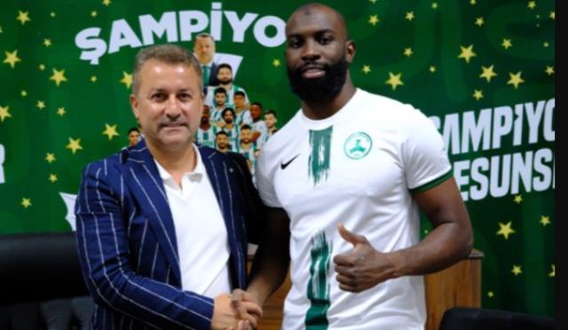 Bu skandalın dünyada benzeri yok! Doukara, Antalyaspor'dan fark yedikleri maçı rakip taraftarla kutladı Bu skandalın dünyada benzeri yok! Doukara, Antalyaspor'dan fark yedikleri maçı rakip taraftarla kutladı