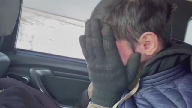 Esir Rus askeri silah arkadaşlarının Ukrayna'ya verdiği zararı görünce gözyaşlarını tutamadı Esir Rus askeri silah arkadaşlarının Ukrayna'ya verdiği zararı görünce gözyaşlarını tutamadı
