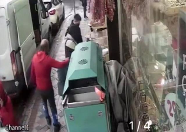 Eyüpsultan'da alışveriş yapan annesini bekleyen çocuğa yumruklu saldırı kamerada Eyüpsultan'da alışveriş yapan annesini bekleyen çocuğa yumruklu saldırı kamerada
