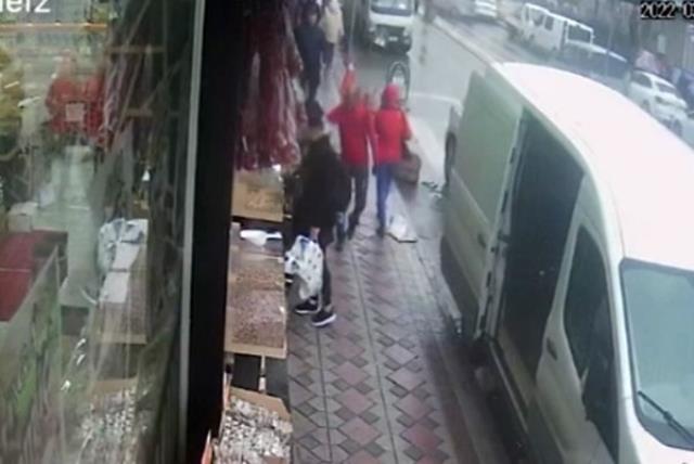 Eyüpsultan'da alışveriş yapan annesini bekleyen çocuğa yumruklu saldırı kamerada Eyüpsultan'da alışveriş yapan annesini bekleyen çocuğa yumruklu saldırı kamerada