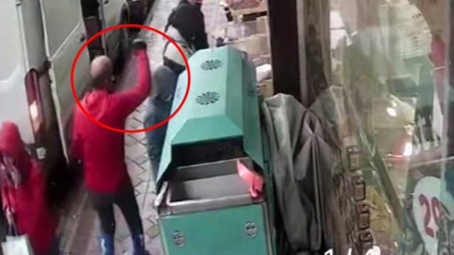 Eyüpsultan'da alışveriş yapan annesini bekleyen çocuğa yumruklu saldırı kamerada Eyüpsultan'da alışveriş yapan annesini bekleyen çocuğa yumruklu saldırı kamerada