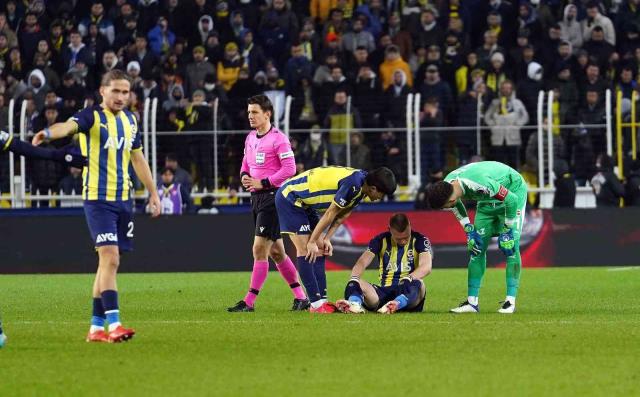 Galibiyetin tadı tuzu kalmadı! Fenerbahçe'nin yıldızı Szalai'ye nazar değdi Galibiyetin tadı tuzu kalmadı! Fenerbahçe'nin yıldızı Szalai'ye nazar değdi