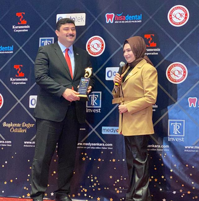Kahramankazan'a Yatırım ve Katma Değer Belediyeciliği Ödülü! Başkan Serhat Oğuz, ödülü Bedia Teymur'un elinden aldı