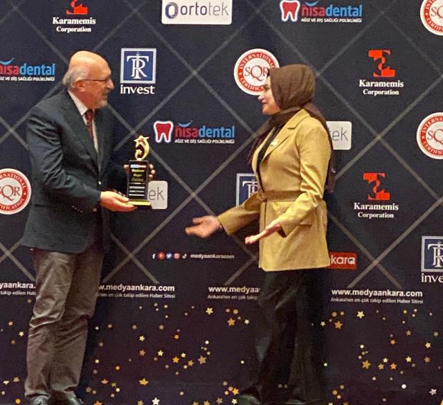 Kahramankazan'a Yatırım ve Katma Değer Belediyeciliği Ödülü! Başkan Serhat Oğuz, ödülü Bedia Teymur'un elinden aldı