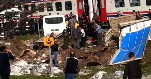 Kamyonet ve tren, hemzemin geçitte çarpıştı; 2 kişi yaralı, 41 küçükbaş telef oldu Kamyonet ve tren, hemzemin geçitte çarpıştı; 2 kişi yaralı, 41 küçükbaş telef oldu