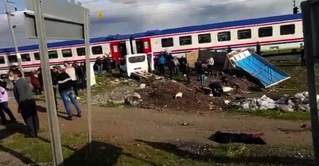 Kamyonet ve tren, hemzemin geçitte çarpıştı; 2 kişi yaralı, 41 küçükbaş telef oldu Kamyonet ve tren, hemzemin geçitte çarpıştı; 2 kişi yaralı, 41 küçükbaş telef oldu