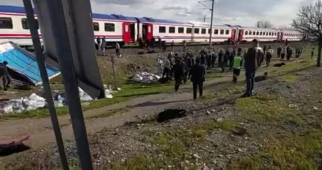Kamyonet ve tren, hemzemin geçitte çarpıştı; 2 kişi yaralı, 41 küçükbaş telef oldu Kamyonet ve tren, hemzemin geçitte çarpıştı; 2 kişi yaralı, 41 küçükbaş telef oldu
